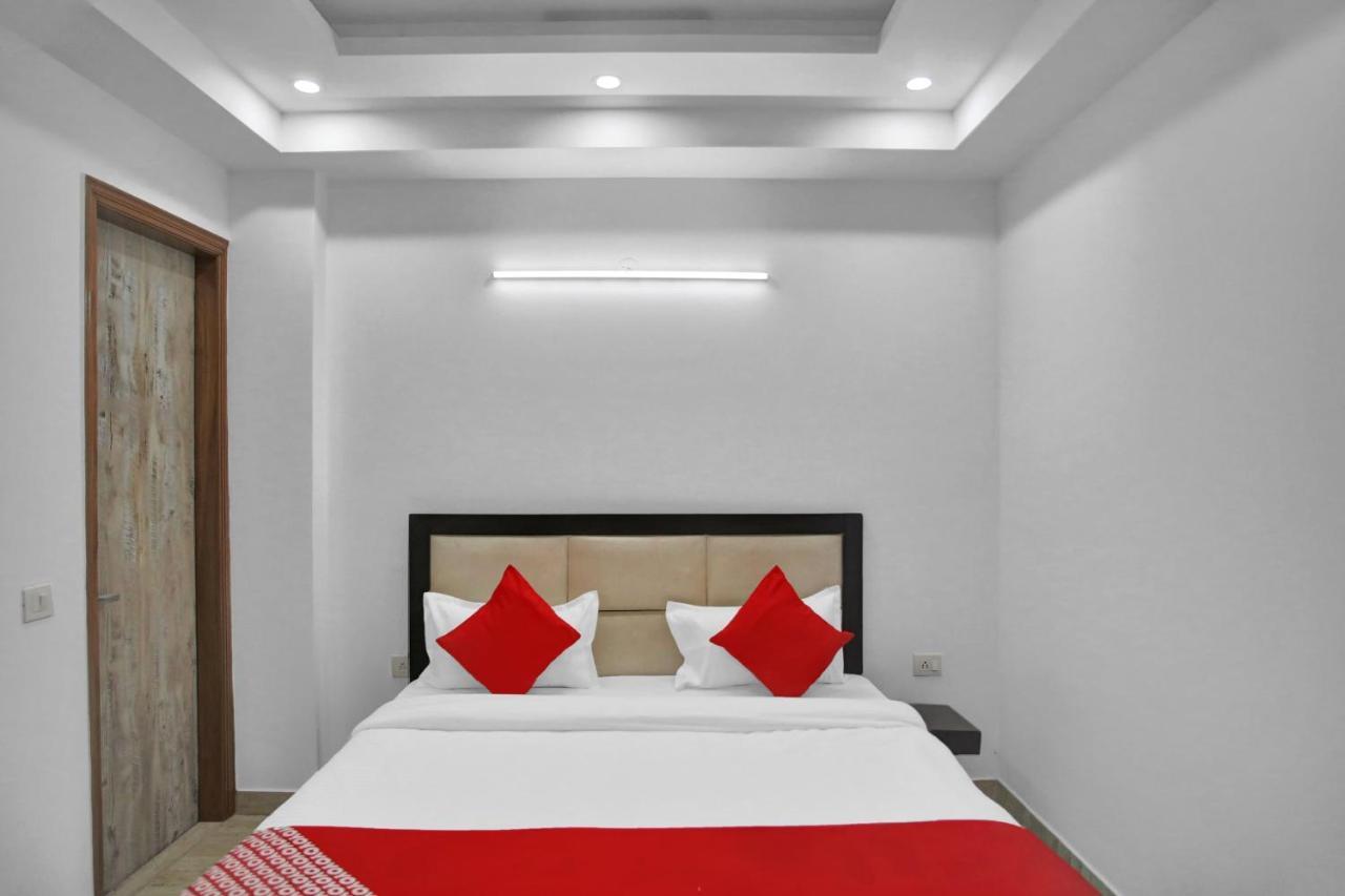 Oyo 82100 Golden Residency Noida Buitenkant foto